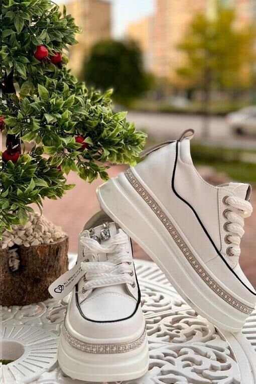 Boncuklu yüksek tabanlı ayakkabı